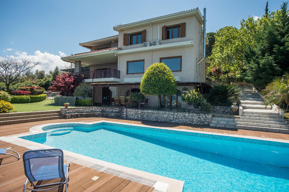Panoprima villas aigialeia